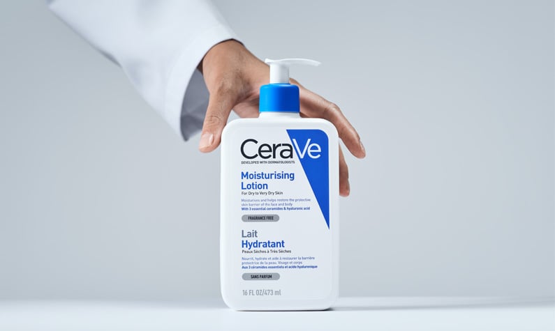 Hand som visar CeraVe Moisturising Lotion